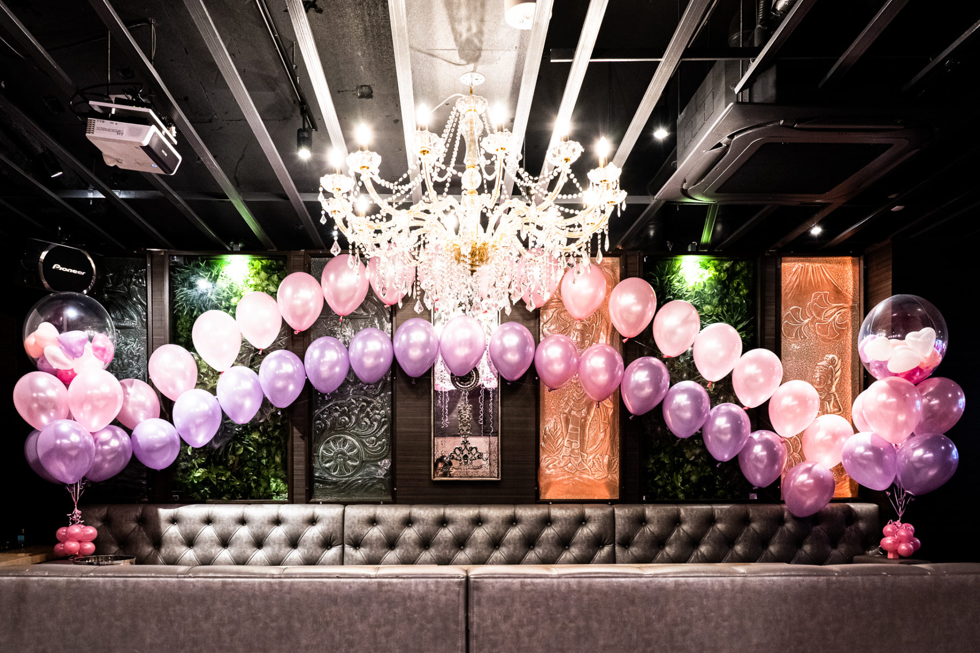 飲食店で女の子のバースデー装飾