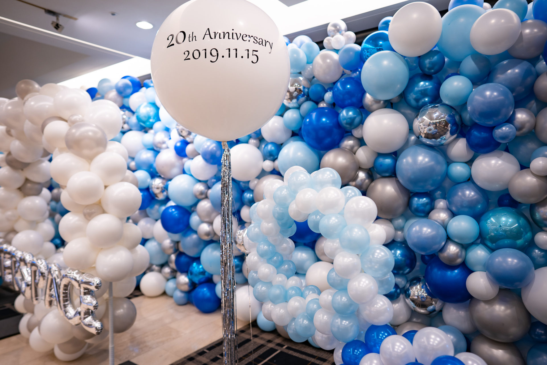 20周年お祝いパーティーフォトスポット装飾