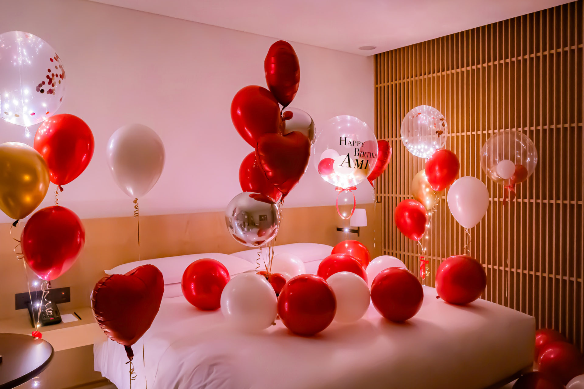 ホテルでバースデーサプライズ装飾