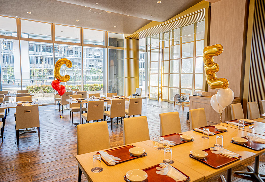 席の目印になるレターバルーン装飾