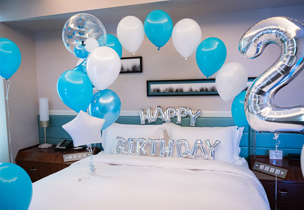 ベッド上のバルーンアーチ