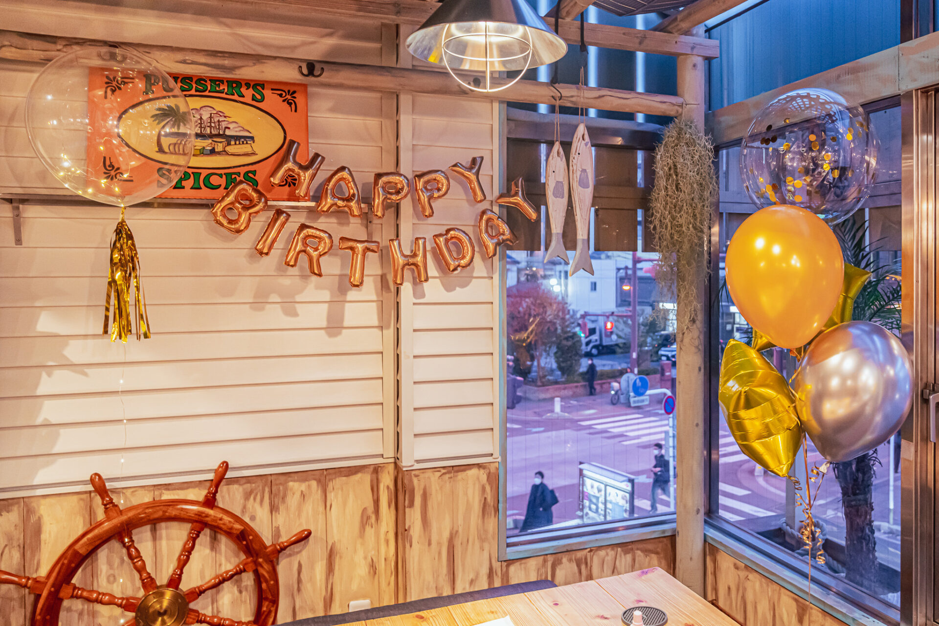 飲食店でバースデーパーティー装飾