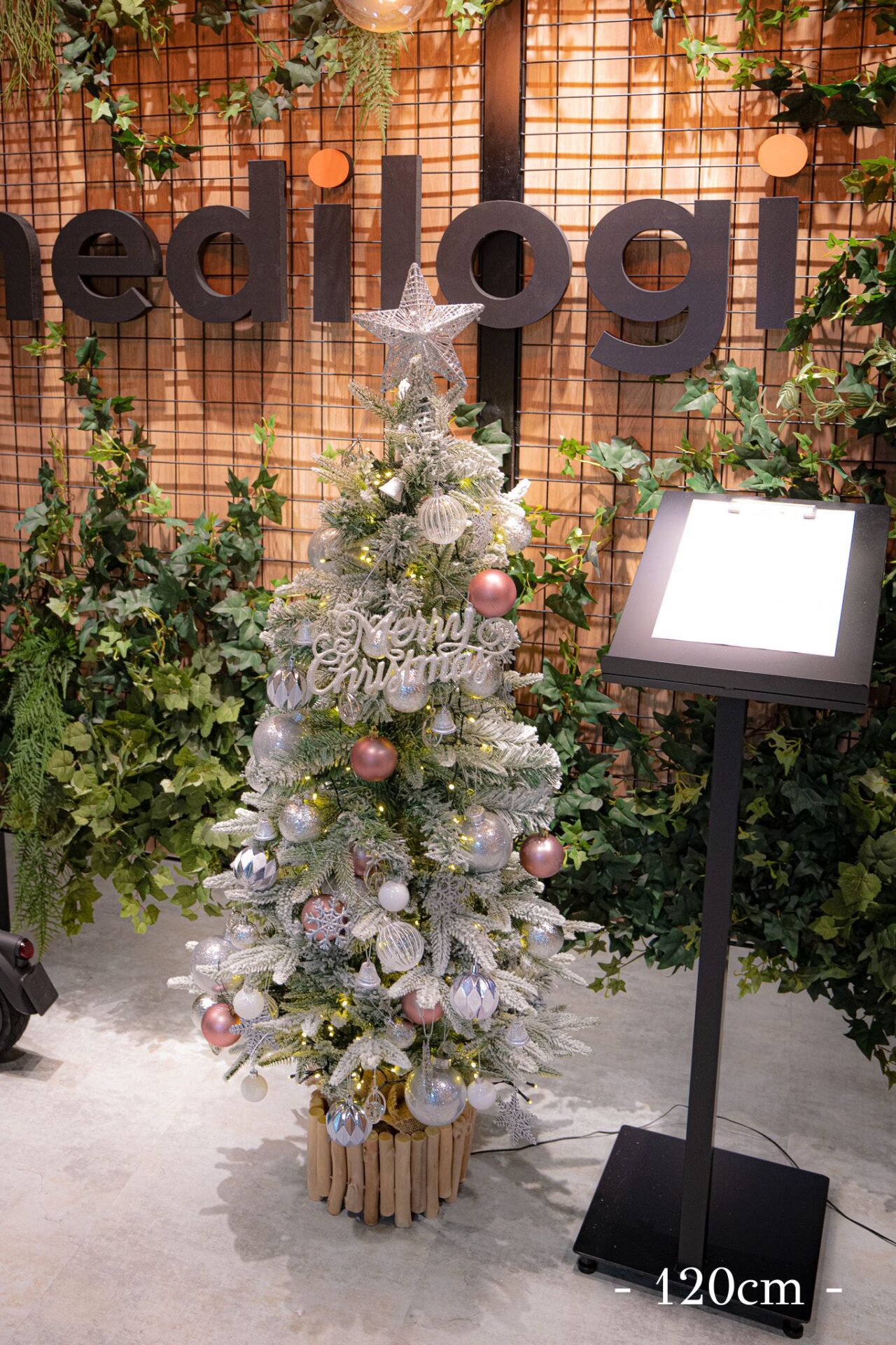 オフィスエントランスのクリスマスツリー装飾