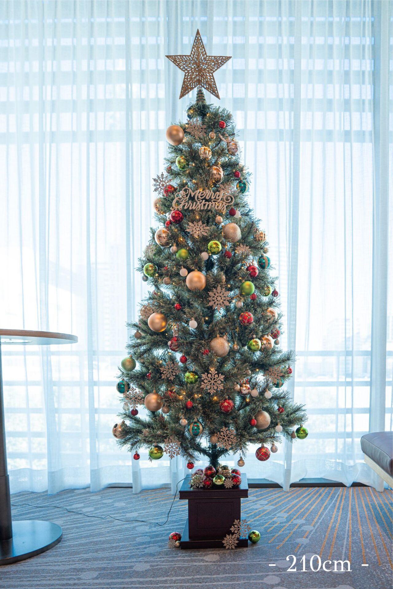 ホテルのクリスマスツリー装飾