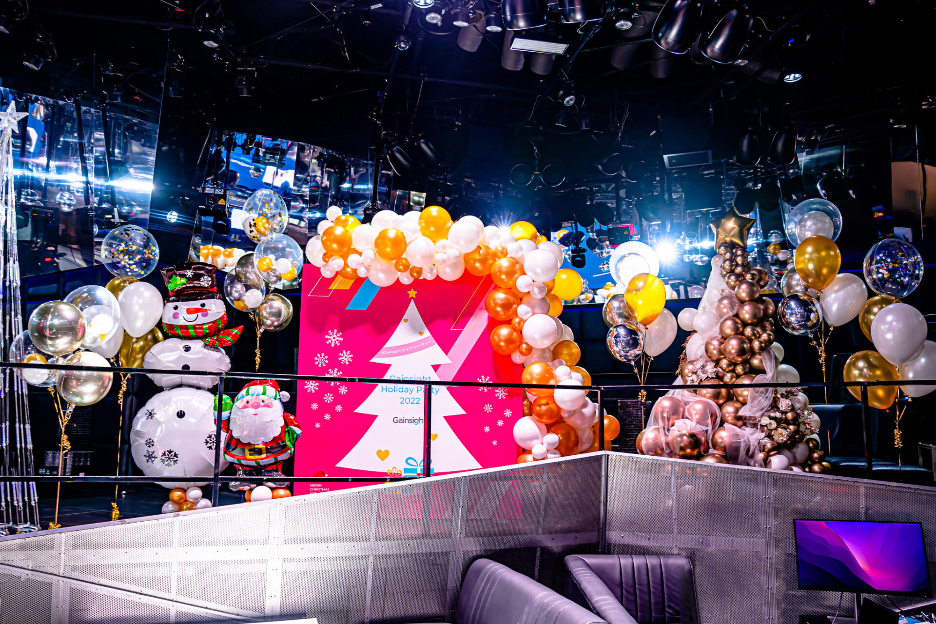 クラブでクリスマスパーティー装飾