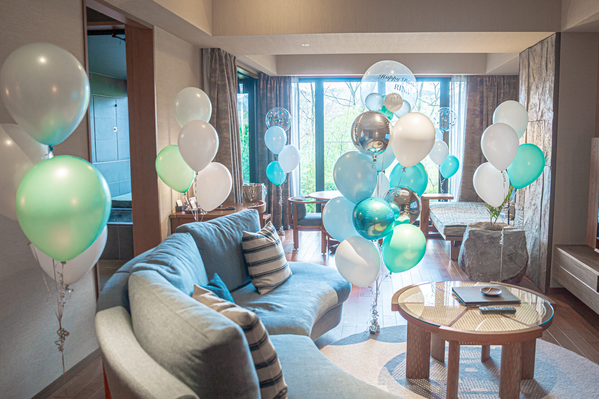 ホテルで彼女にバースデーサプライズ装飾