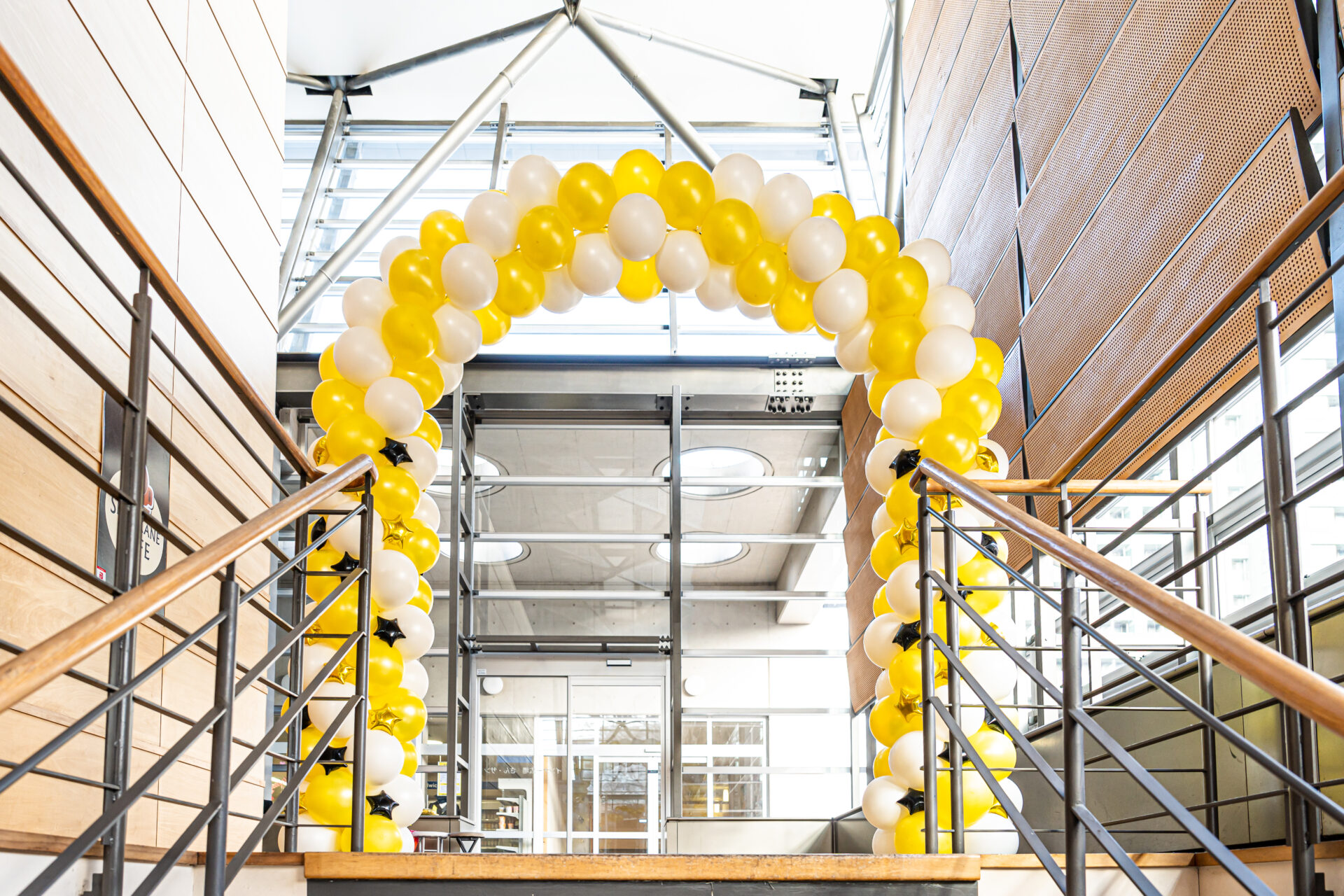 オフィスで企業イベントバルーンアーチ装飾