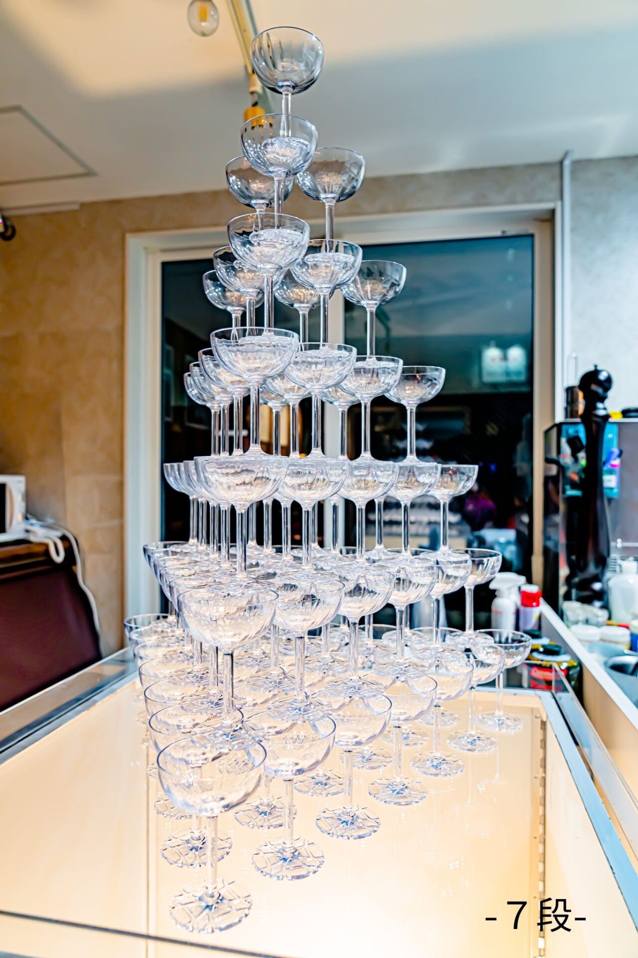 飲食店でシャンパンタワー装飾