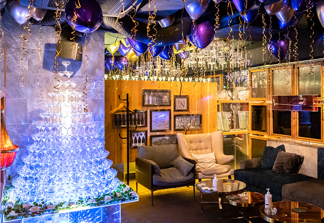 Round 13-tier champagne tower with a mature atmosphere. With balloon decoration.