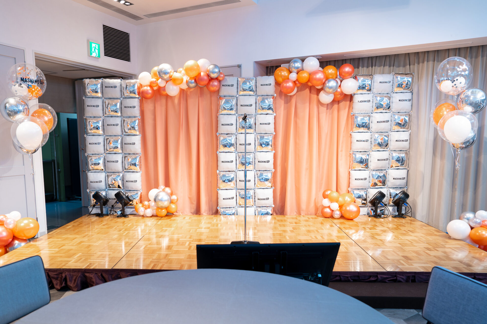 法人イベントのステージ装飾