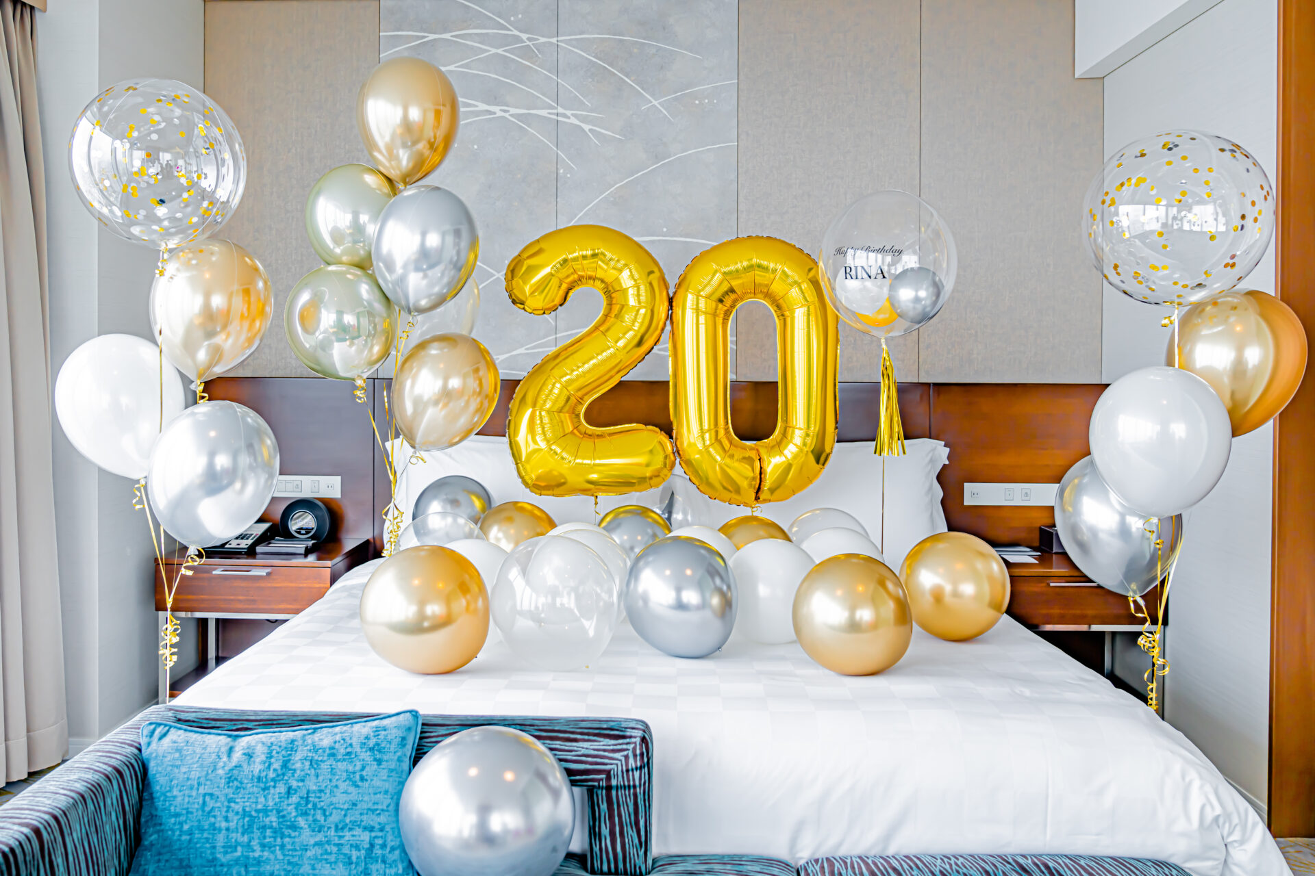 ホテルで彼女にバースデー装飾