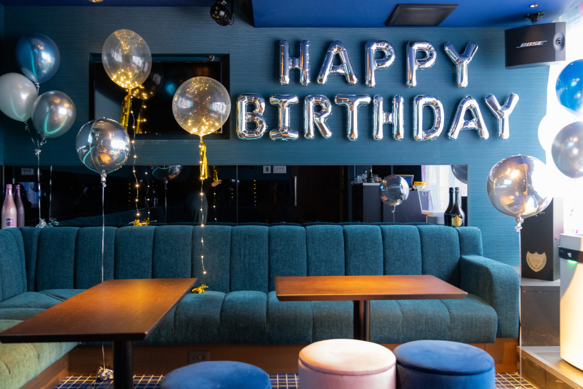飲食店でバースデーパーティー装飾
