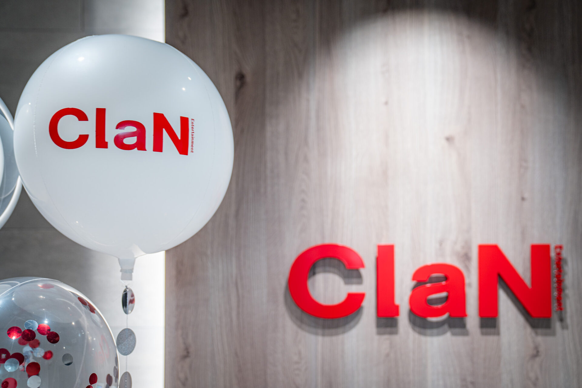 企業のロゴ入りバルーン装飾