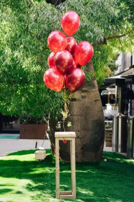 屋外のパーティーバルーン装飾