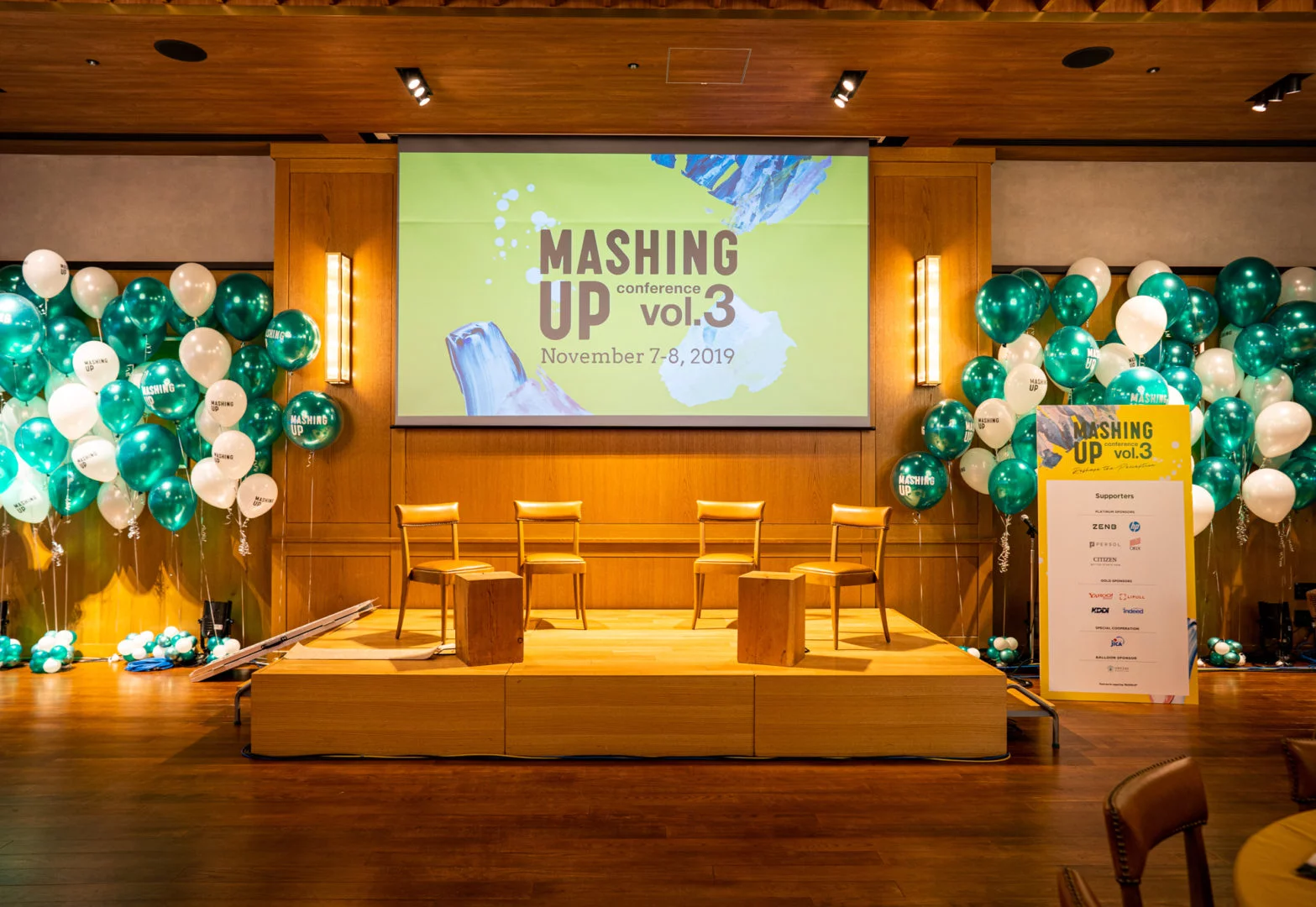 法人イベントのスクリーン周り装飾