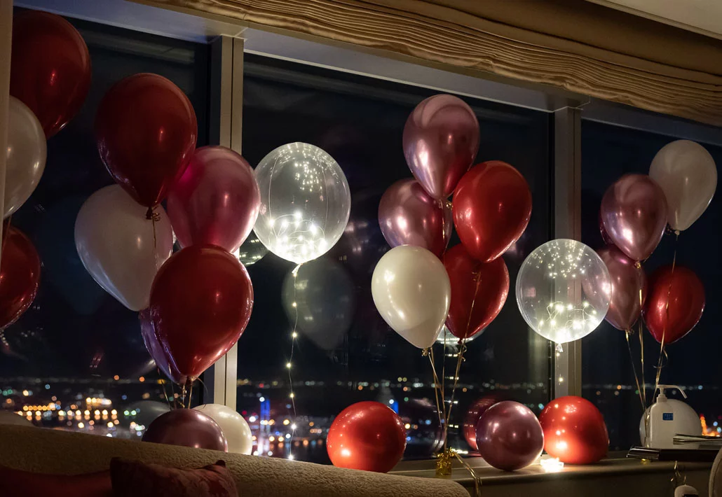 夜景の見えるホテルでプロポーズ装飾