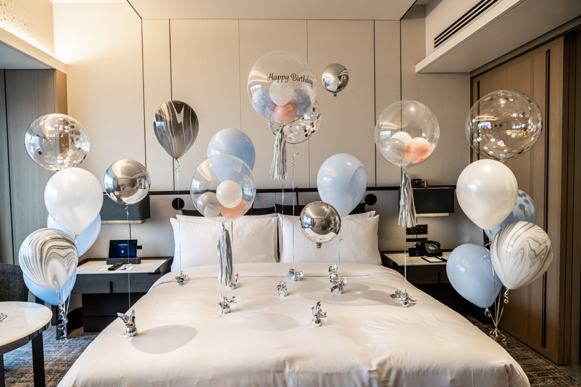 ホテルでバースデーサプライズ装飾