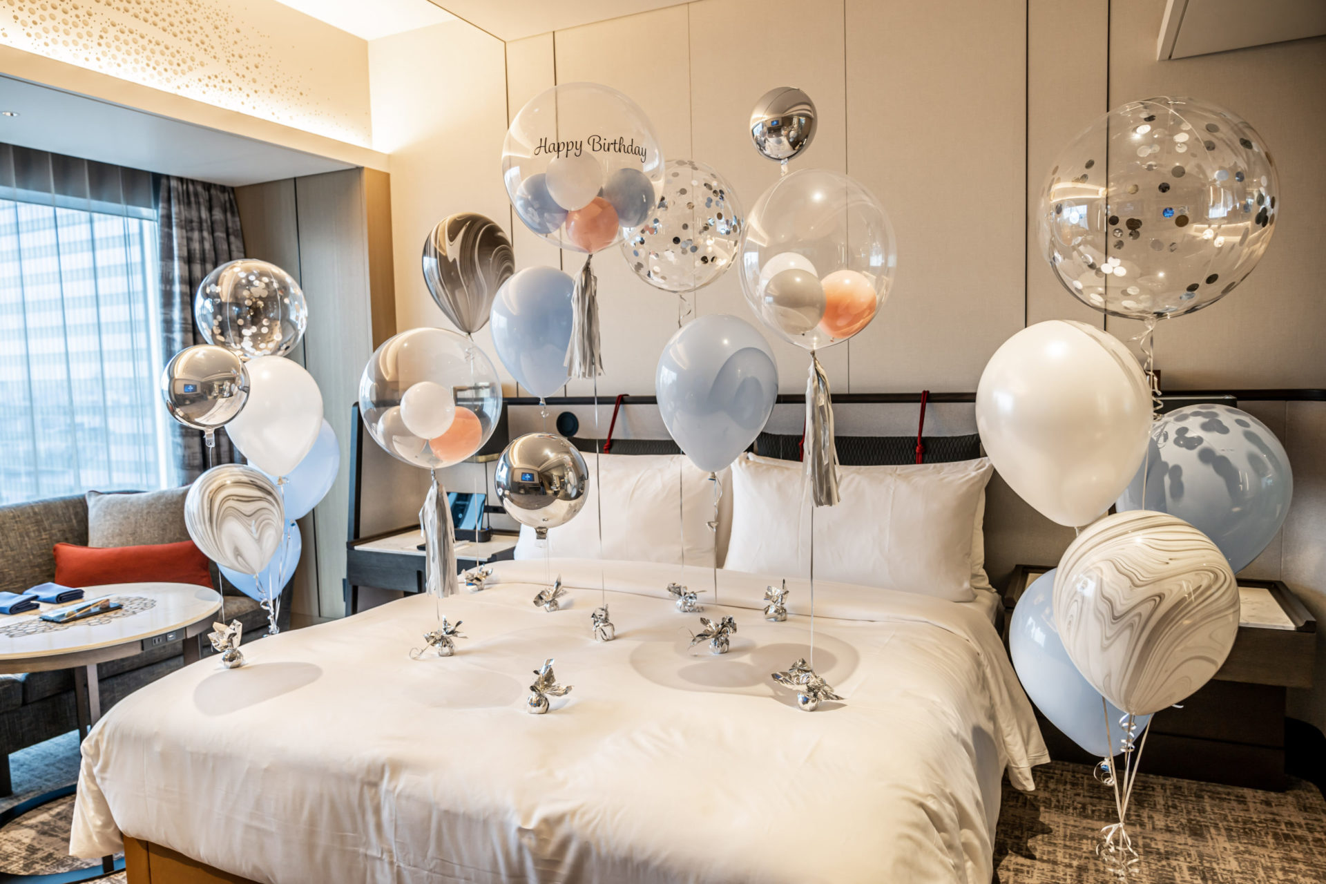 ホテルでバースデーサプライズ装飾
