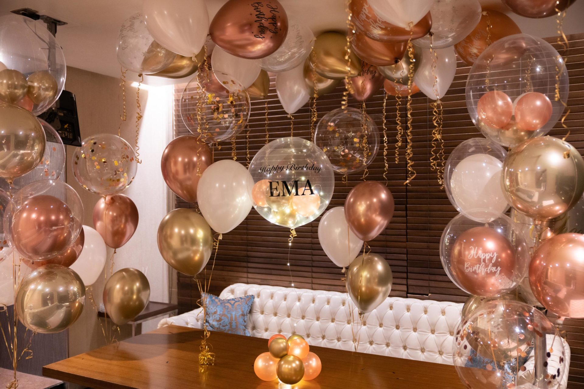 飲食店でバースデーパーティー装飾