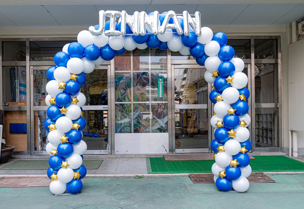 卒業式の屋外のバルーンアーチ装飾