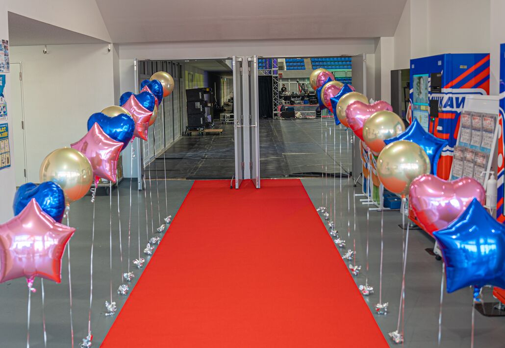 会場のレッドカーペッド装飾