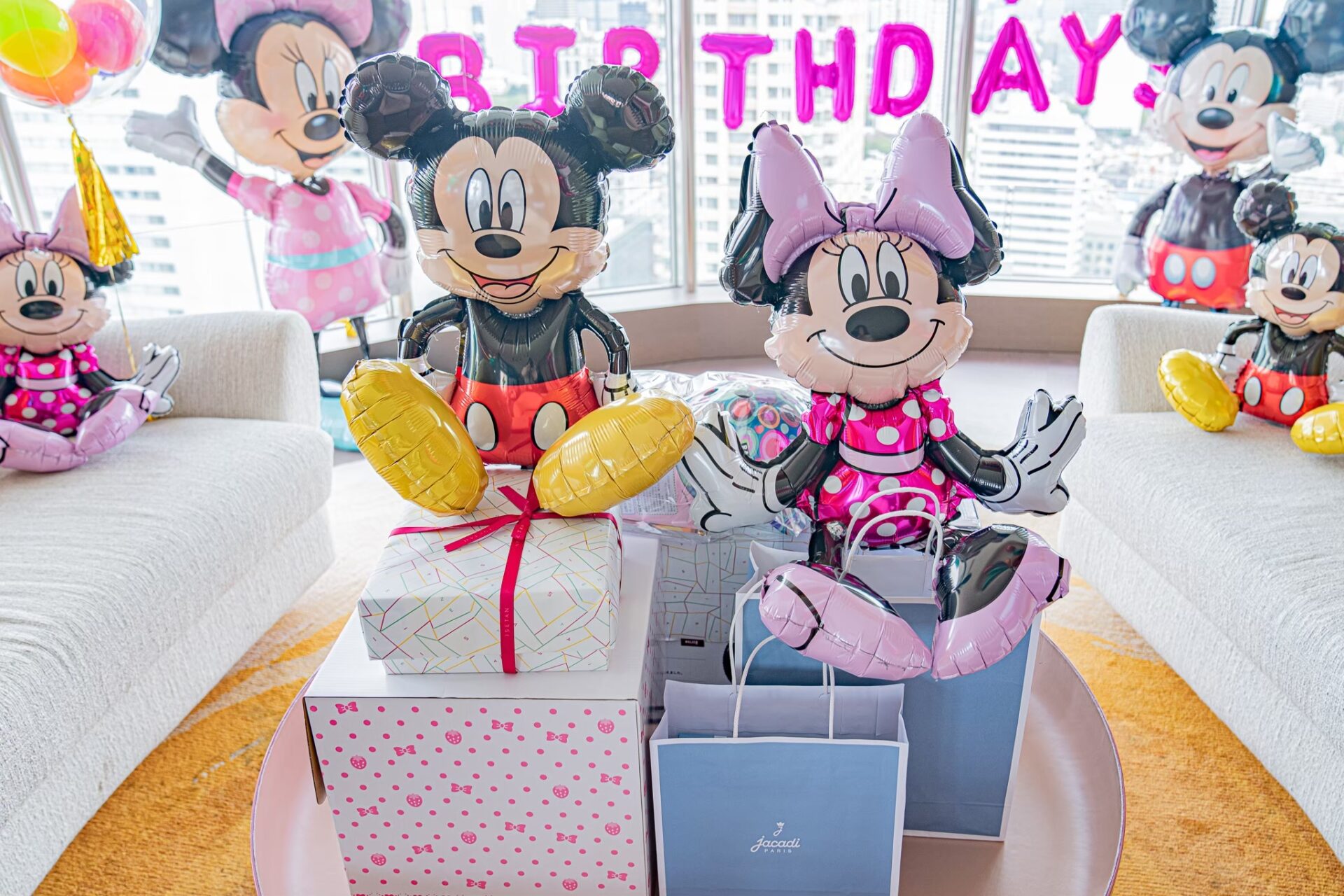 Sitting Mickey &amp; Minnie balloon